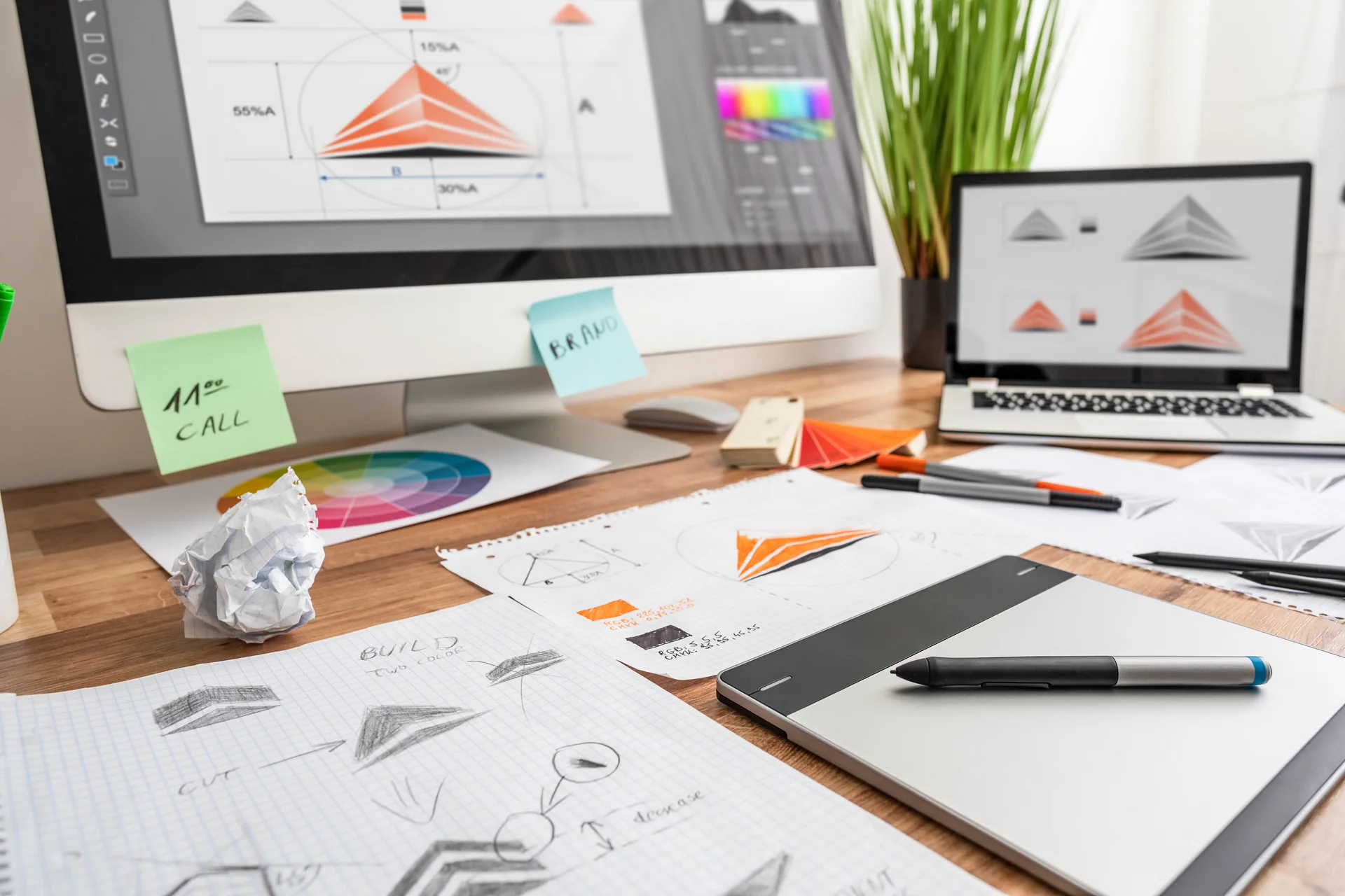 Diseñador gráfico bocetando diseños de logotipos en su estación de trabajo