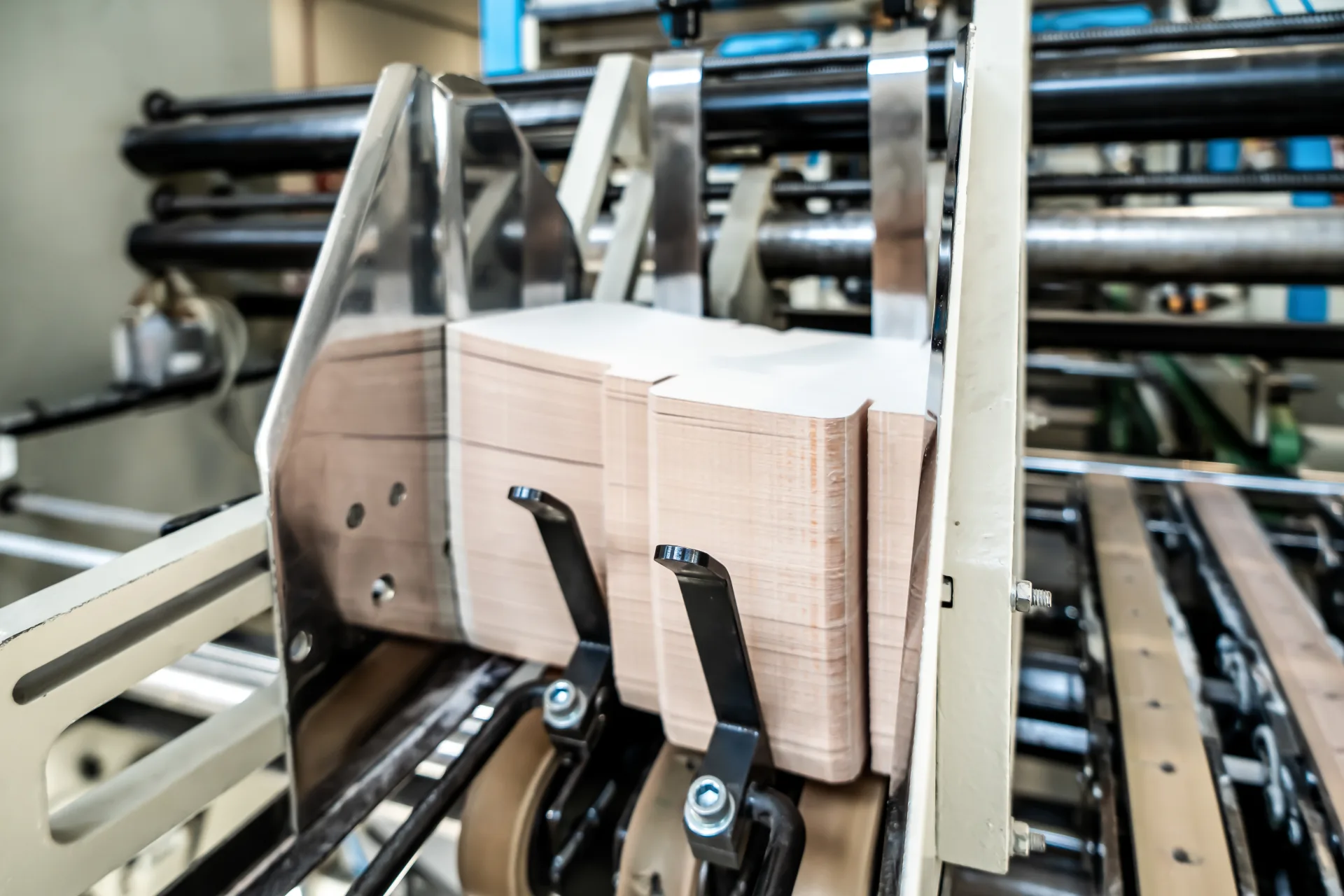 Folder-gluer machine producing stacks of kraft folding cartons